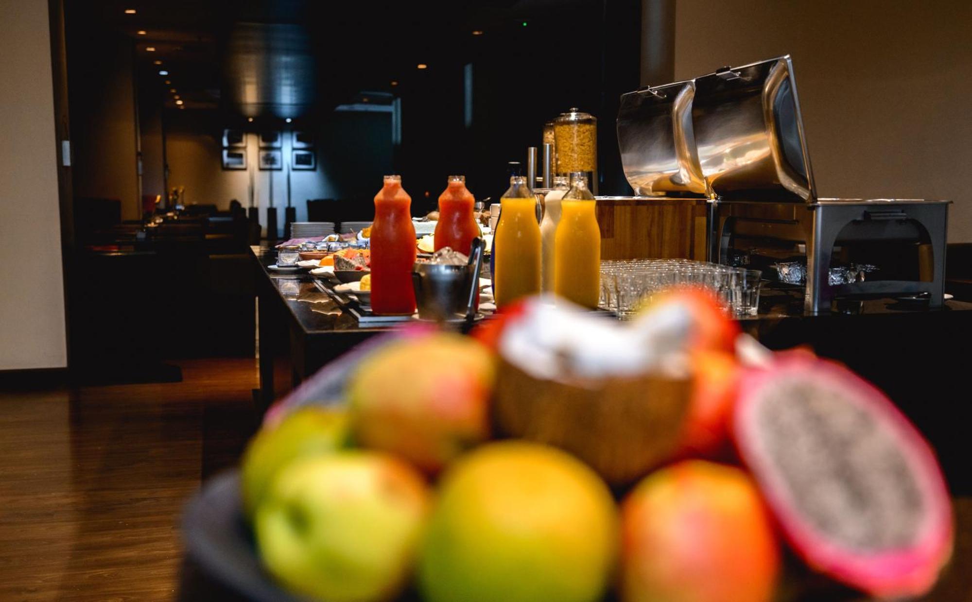Radisson Alphaville Barueri Zewnętrze zdjęcie A buffet at a hotel