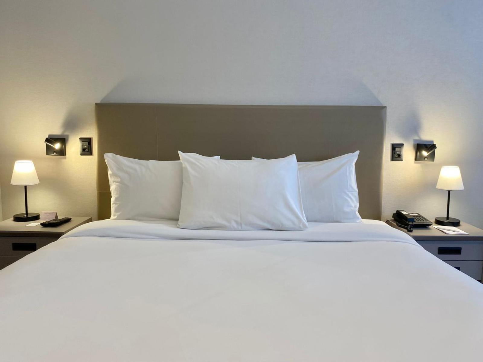 Radisson Alphaville Barueri Zewnętrze zdjęcie A bed with three pillows