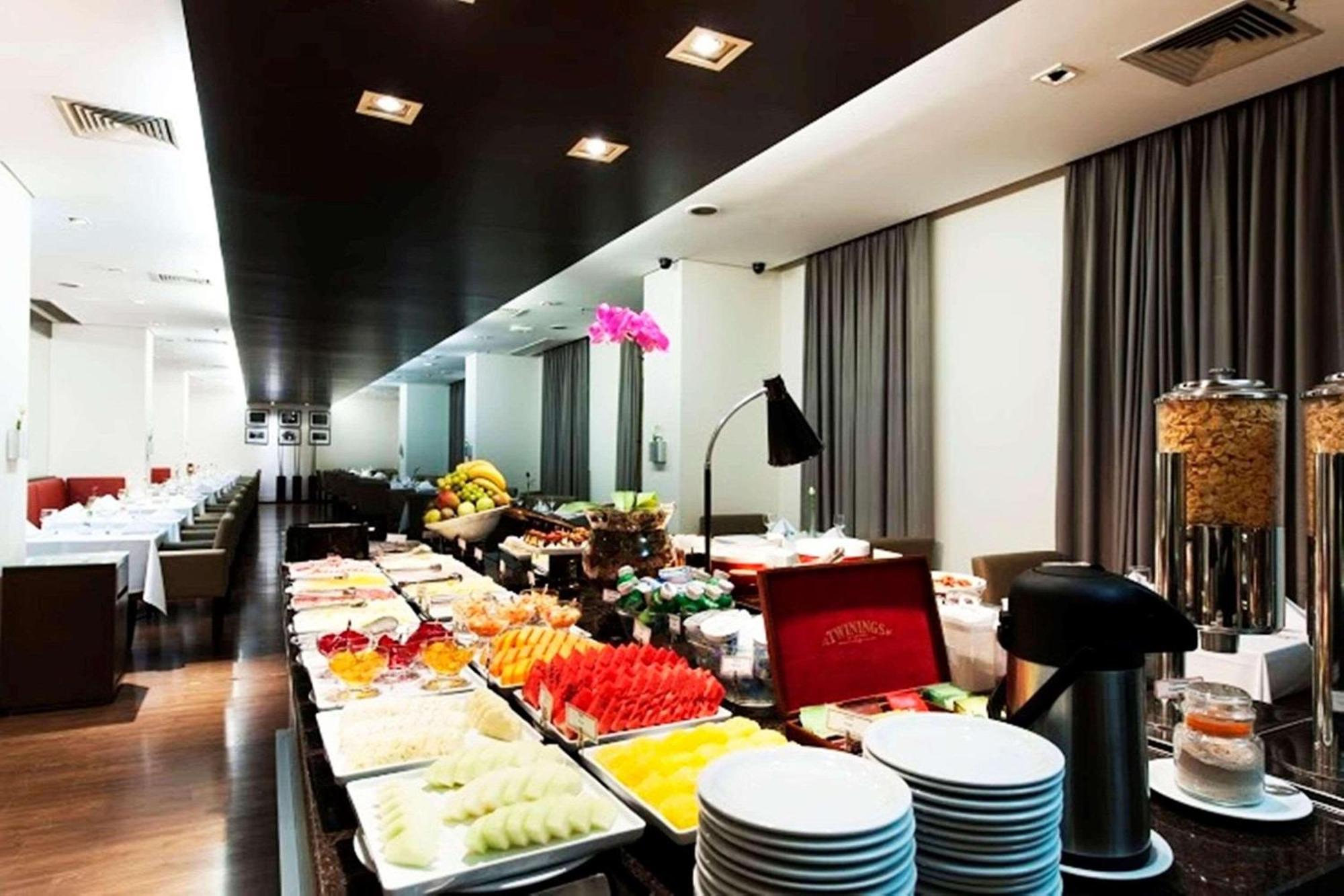 Radisson Alphaville Barueri Zewnętrze zdjęcie A buffet at a hotel